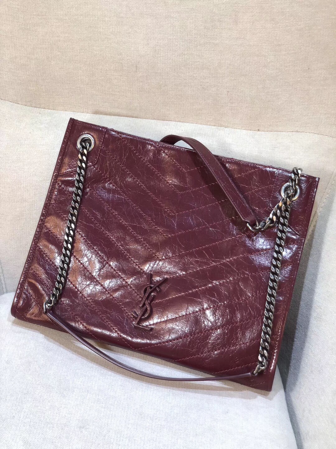 Sa**t Lau*nt medium niki shopping bag in bordeaux leather