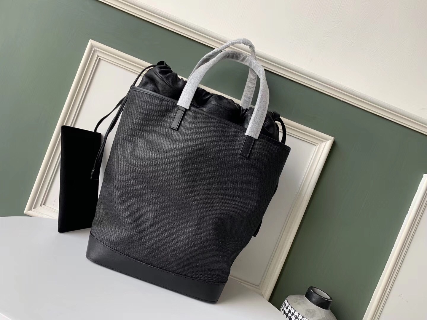 Sa**t Lau*nt teddy shopping bag in black raffia