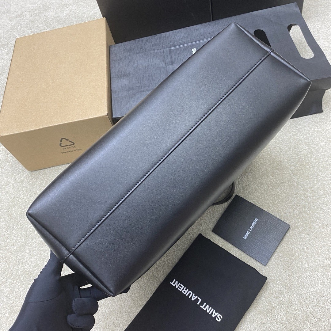 Sa**t Lau*nt shopping tote bag in black leather