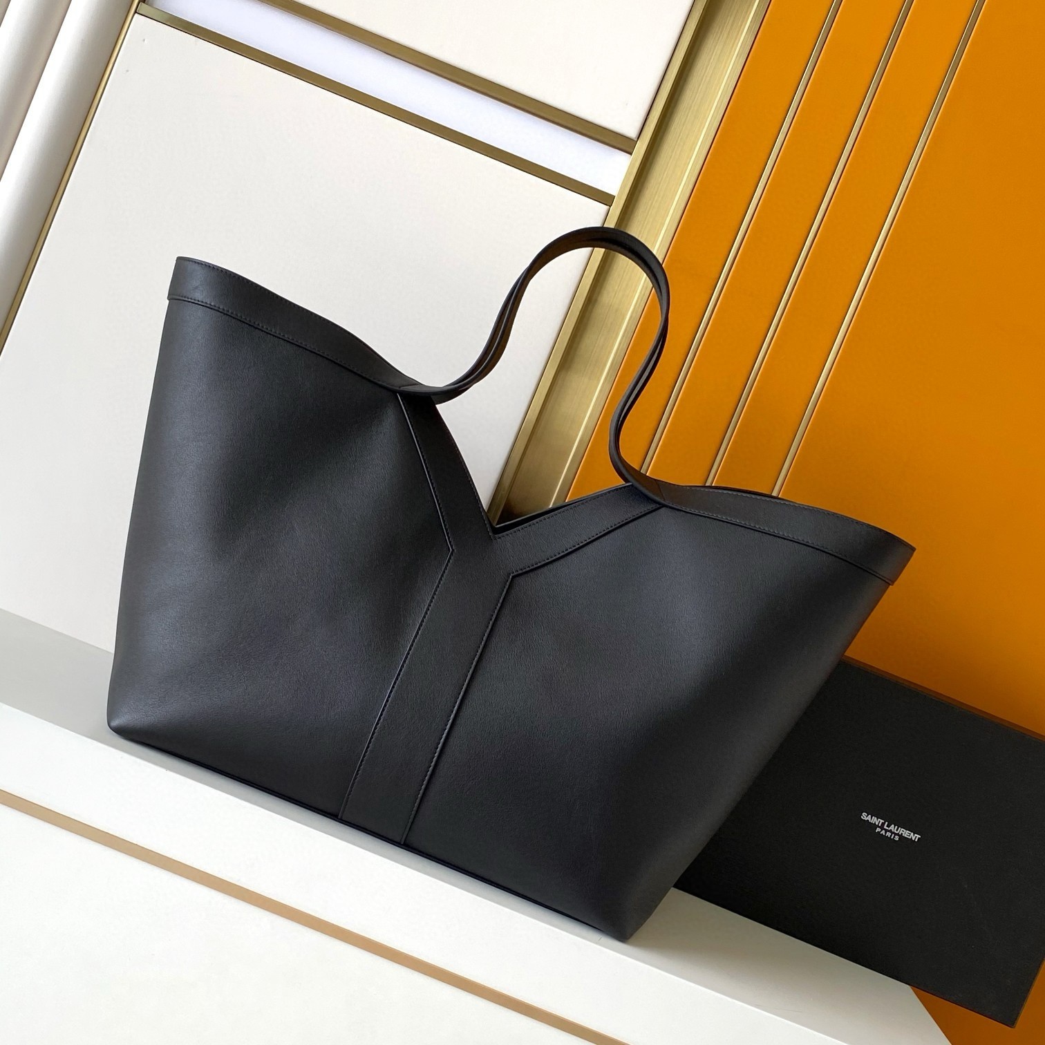Sa**t Lau*nt y tote bag in black calfskin