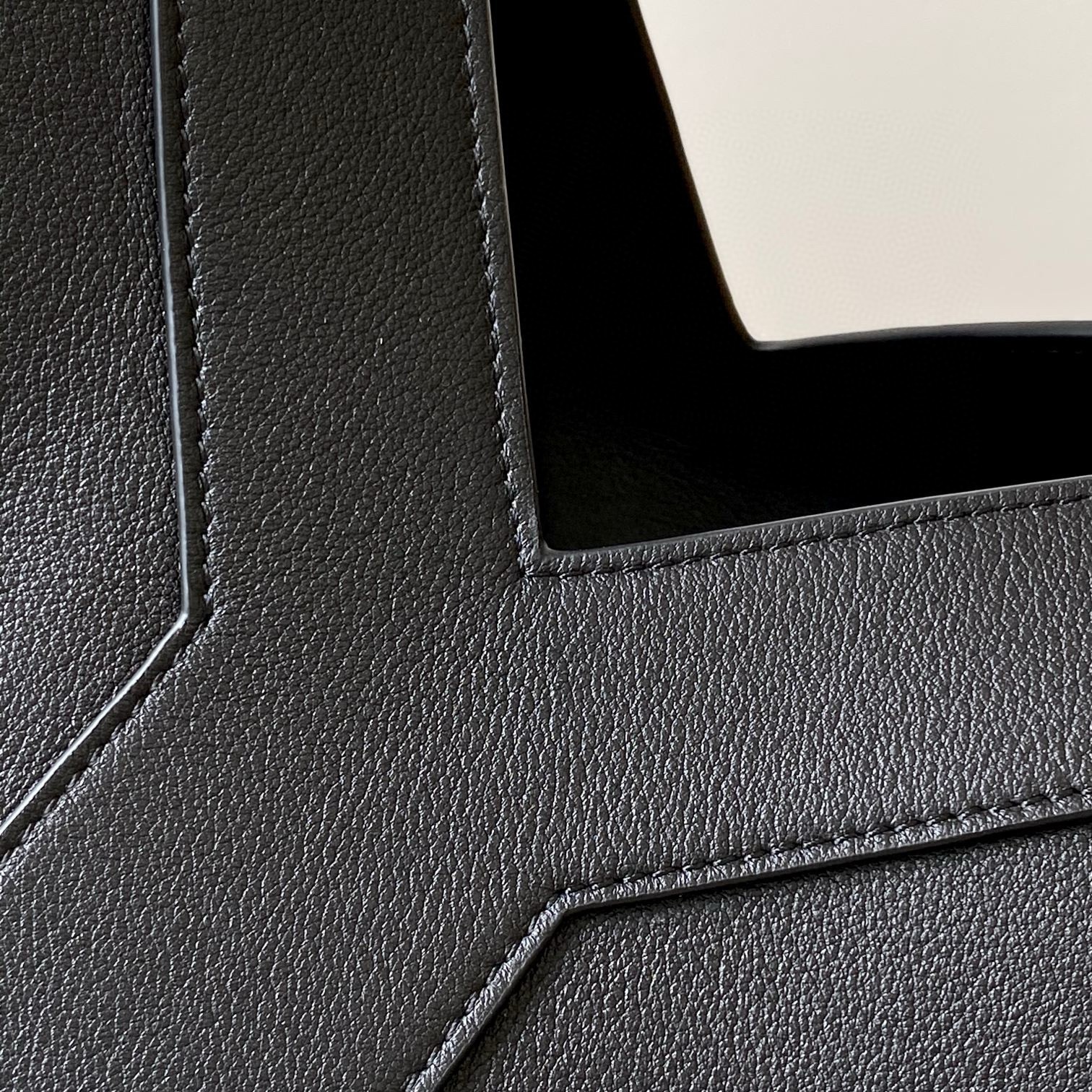 Sa**t Lau*nt y tote bag in black calfskin